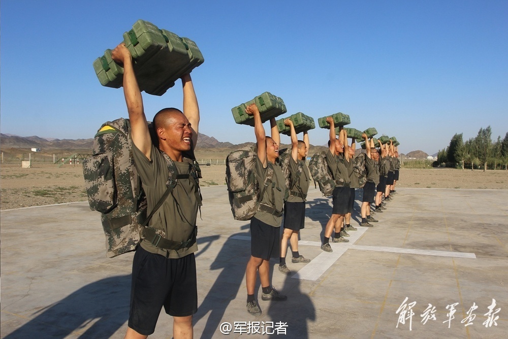 “左.右.东.西”——四川师范大学服装与设计艺术学院闪耀时装周 